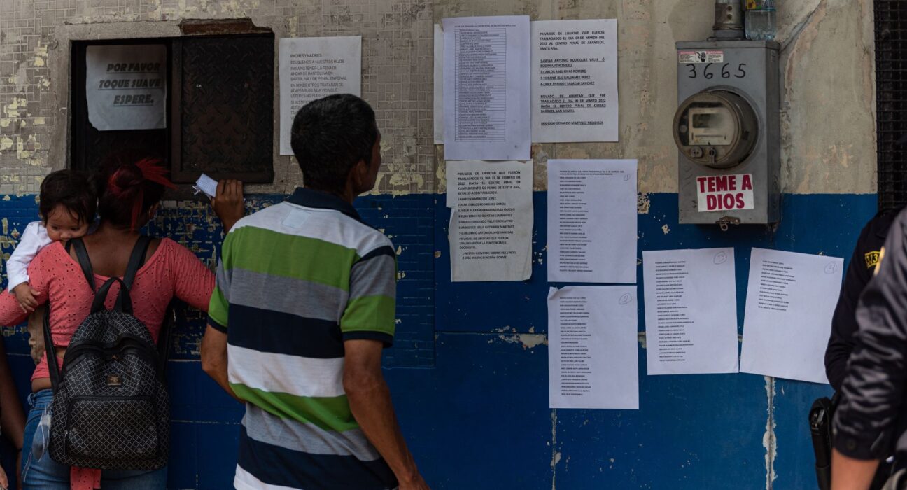 Desde marzo de 2022, El Salvador vive bajo un régimen de excepción que, aunque presentado como una estrategia de seguridad, se ha transformado en un estado permanente de suspensión de derechos. Bajo esta medida se han producido más de 87 mil detenciones y cientos de muertes bajo custodia estatal. Este contexto ha generado condiciones de opacidad e impunidad que, lejos de fortalecer la seguridad, han abierto la puerta a graves violaciones de derechos humanos y al surgimiento de esquemas de corrupción al interior de los centros penitenciarios.