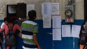 Desde marzo de 2022, El Salvador vive bajo un régimen de excepción que, aunque presentado como una estrategia de seguridad, se ha transformado en un estado permanente de suspensión de derechos. Bajo esta medida se han producido más de 87 mil detenciones y cientos de muertes bajo custodia estatal. Este contexto ha generado condiciones de opacidad e impunidad que, lejos de fortalecer la seguridad, han abierto la puerta a graves violaciones de derechos humanos y al surgimiento de esquemas de corrupción al interior de los centros penitenciarios.