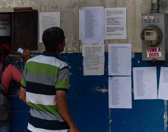 Desde marzo de 2022, El Salvador vive bajo un régimen de excepción que, aunque presentado como una estrategia de seguridad, se ha transformado en un estado permanente de suspensión de derechos. Bajo esta medida se han producido más de 87 mil detenciones y cientos de muertes bajo custodia estatal. Este contexto ha generado condiciones de opacidad e impunidad que, lejos de fortalecer la seguridad, han abierto la puerta a graves violaciones de derechos humanos y al surgimiento de esquemas de corrupción al interior de los centros penitenciarios.