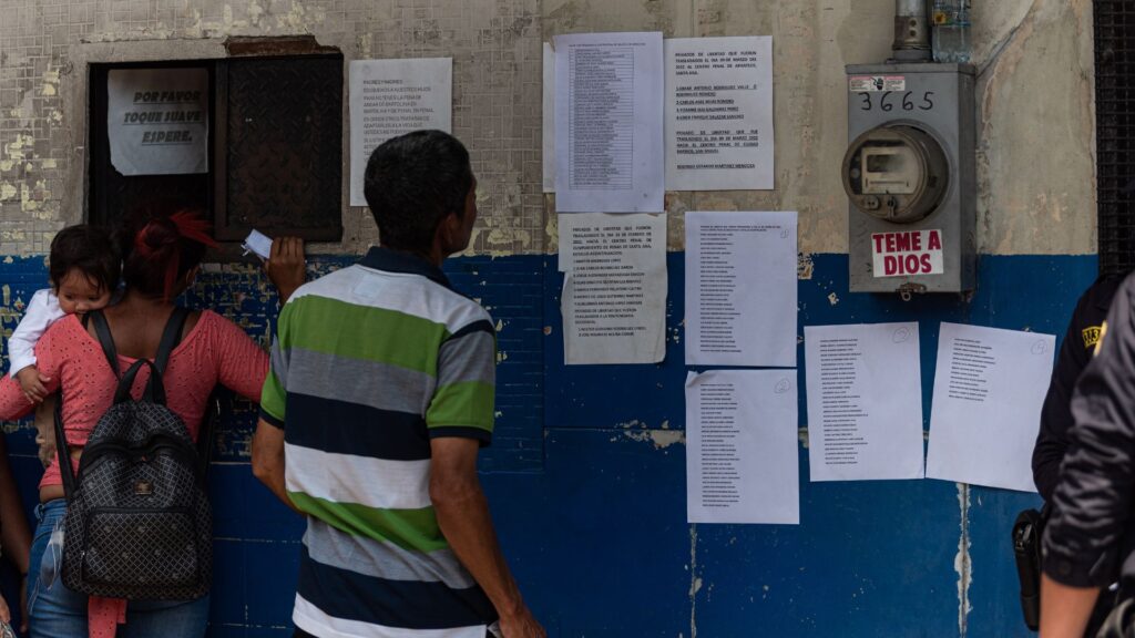 Desde marzo de 2022, El Salvador vive bajo un régimen de excepción que, aunque presentado como una estrategia de seguridad, se ha transformado en un estado permanente de suspensión de derechos. Bajo esta medida se han producido más de 87 mil detenciones y cientos de muertes bajo custodia estatal. Este contexto ha generado condiciones de opacidad e impunidad que, lejos de fortalecer la seguridad, han abierto la puerta a graves violaciones de derechos humanos y al surgimiento de esquemas de corrupción al interior de los centros penitenciarios.